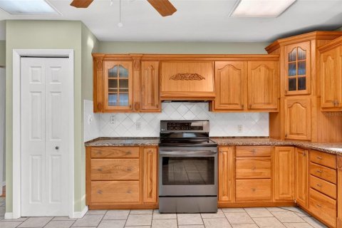House in Fruitland Park, Florida 3 bedrooms, 200.48 sq.m. № 2393860 - photo 21