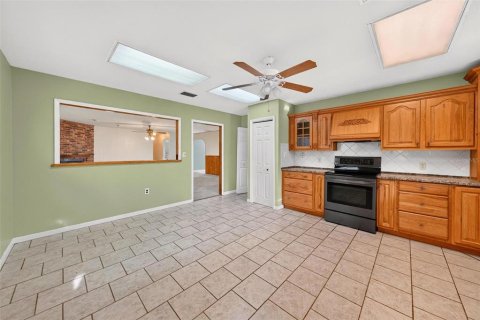 House in Fruitland Park, Florida 3 bedrooms, 200.48 sq.m. № 2393860 - photo 22