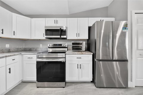 House in Naples, Florida 3 bedrooms, 111.11 sq.m. № 2389678 - photo 12