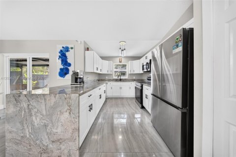House in Naples, Florida 3 bedrooms, 111.11 sq.m. № 2389678 - photo 10