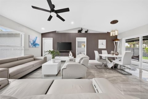 House in Naples, Florida 3 bedrooms, 111.11 sq.m. № 2389678 - photo 16