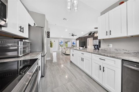 House in Naples, Florida 3 bedrooms, 111.11 sq.m. № 2389678 - photo 13
