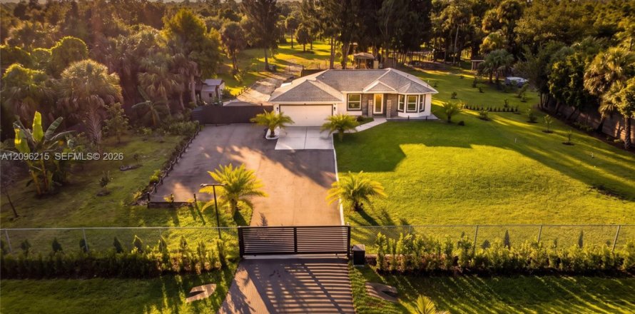 House in Naples, Florida 3 bedrooms, 111.11 sq.m. № 2389678