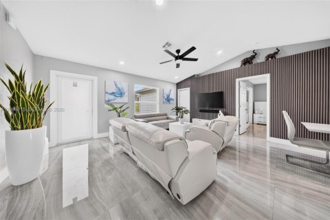 House in Naples, Florida 3 bedrooms, 111.11 sq.m. № 2389678 - photo 14
