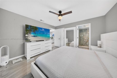 House in Naples, Florida 3 bedrooms, 111.11 sq.m. № 2389678 - photo 6