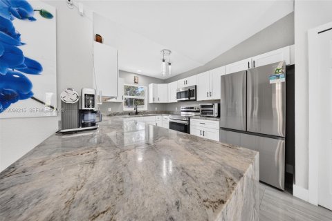 House in Naples, Florida 3 bedrooms, 111.11 sq.m. № 2389678 - photo 9