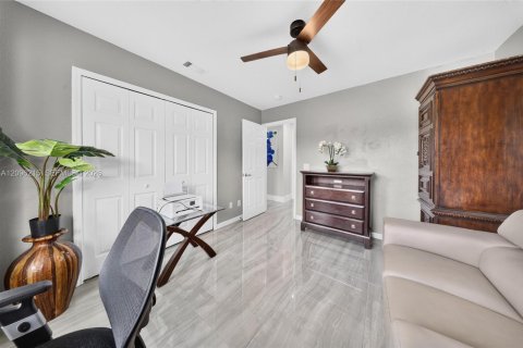 House in Naples, Florida 3 bedrooms, 111.11 sq.m. № 2389678 - photo 4