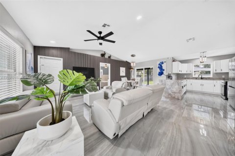 House in Naples, Florida 3 bedrooms, 111.11 sq.m. № 2389678 - photo 15