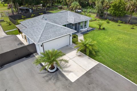 House in Naples, Florida 3 bedrooms, 111.11 sq.m. № 2389678 - photo 25