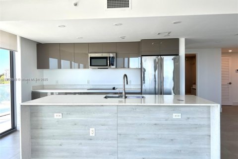 Condo in North Miami Beach, Florida, 2 bedrooms  № 1586976 - photo 13