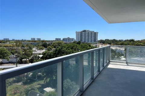 Condo in North Miami Beach, Florida, 2 bedrooms  № 1586976 - photo 1