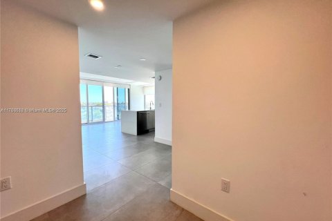 Condo in North Miami Beach, Florida, 2 bedrooms  № 1586976 - photo 17