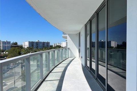 Condo in North Miami Beach, Florida, 2 bedrooms  № 1586976 - photo 2