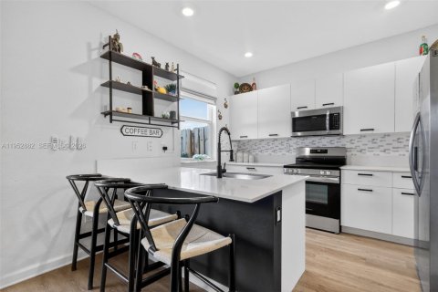 Touwnhouse à vendre à Miami, Floride: 3 chambres, 123.65 m2 № 2057777 - photo 7