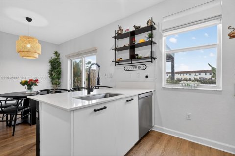 Touwnhouse à vendre à Miami, Floride: 3 chambres, 123.65 m2 № 2057777 - photo 8