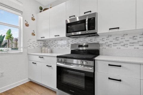 Touwnhouse à vendre à Miami, Floride: 3 chambres, 123.65 m2 № 2057777 - photo 11