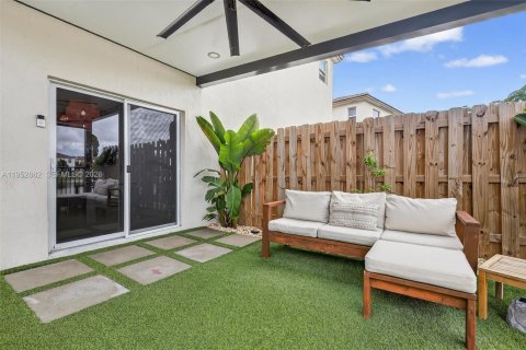 Touwnhouse à vendre à Miami, Floride: 3 chambres, 123.65 m2 № 2057777 - photo 30