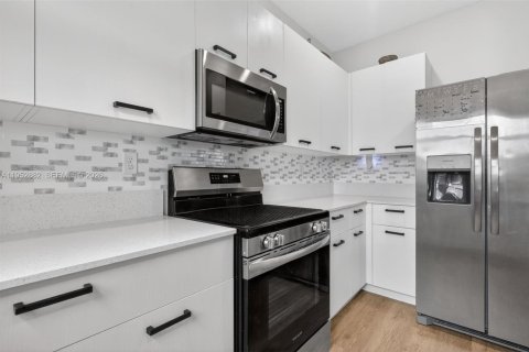 Touwnhouse à vendre à Miami, Floride: 3 chambres, 123.65 m2 № 2057777 - photo 9