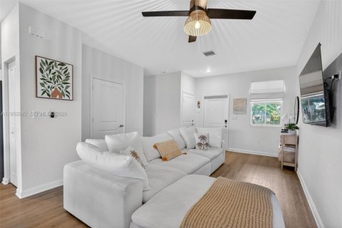 Touwnhouse à vendre à Miami, Floride: 3 chambres, 123.65 m2 № 2057777 - photo 2