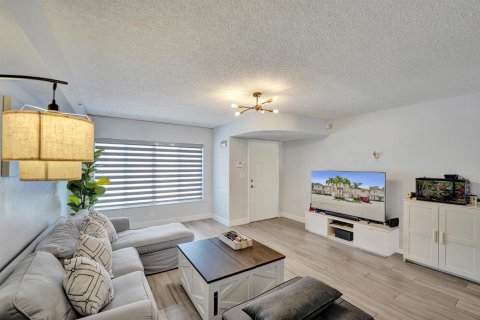 Townhouse in Weston, Florida 2 bedrooms, 122.82 sq.m. № 2191949 - photo 17