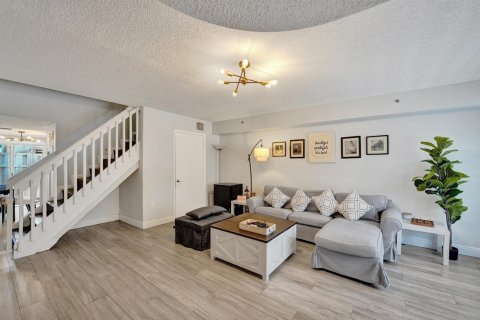 Townhouse in Weston, Florida 2 bedrooms, 122.82 sq.m. № 2191949 - photo 2