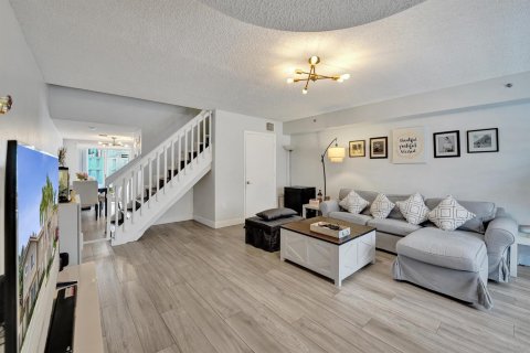 Townhouse in Weston, Florida 2 bedrooms, 122.82 sq.m. № 2191949 - photo 16