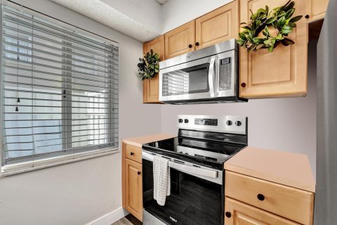 Townhouse in Weston, Florida 2 bedrooms, 122.82 sq.m. № 2191949 - photo 10
