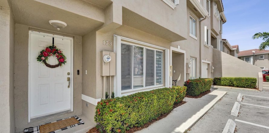 Townhouse in Weston, Florida 2 bedrooms, 122.82 sq.m. № 2191949