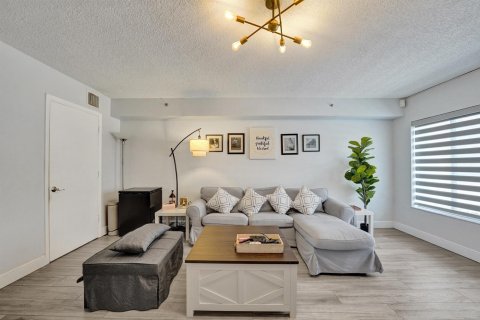 Townhouse in Weston, Florida 2 bedrooms, 122.82 sq.m. № 2191949 - photo 15