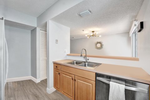 Townhouse in Weston, Florida 2 bedrooms, 122.82 sq.m. № 2191949 - photo 11