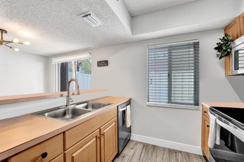 Townhouse in Weston, Florida 2 bedrooms, 122.82 sq.m. № 2191949 - photo 12