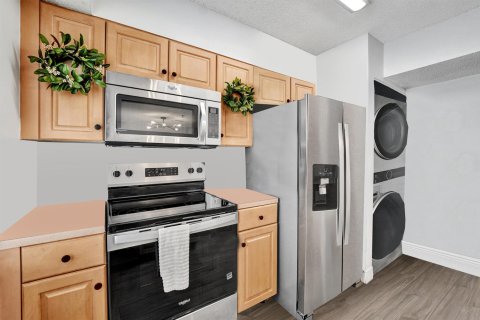 Townhouse in Weston, Florida 2 bedrooms, 122.82 sq.m. № 2191949 - photo 3
