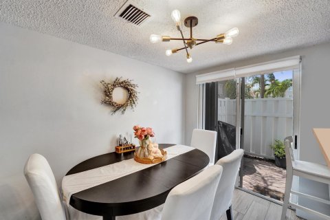 Townhouse in Weston, Florida 2 bedrooms, 122.82 sq.m. № 2191949 - photo 4