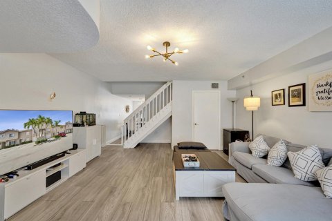 Townhouse in Weston, Florida 2 bedrooms, 122.82 sq.m. № 2191949 - photo 18