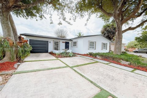 House in North Lauderdale, Florida 3 bedrooms, 117.15 sq.m. № 2006675 - photo 3