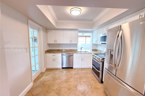 House in North Lauderdale, Florida 3 bedrooms, 117.15 sq.m. № 2006675 - photo 10