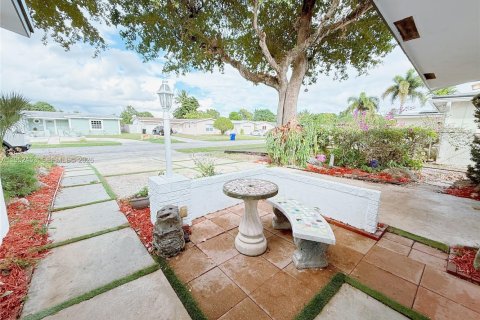 House in North Lauderdale, Florida 3 bedrooms, 117.15 sq.m. № 2006675 - photo 5