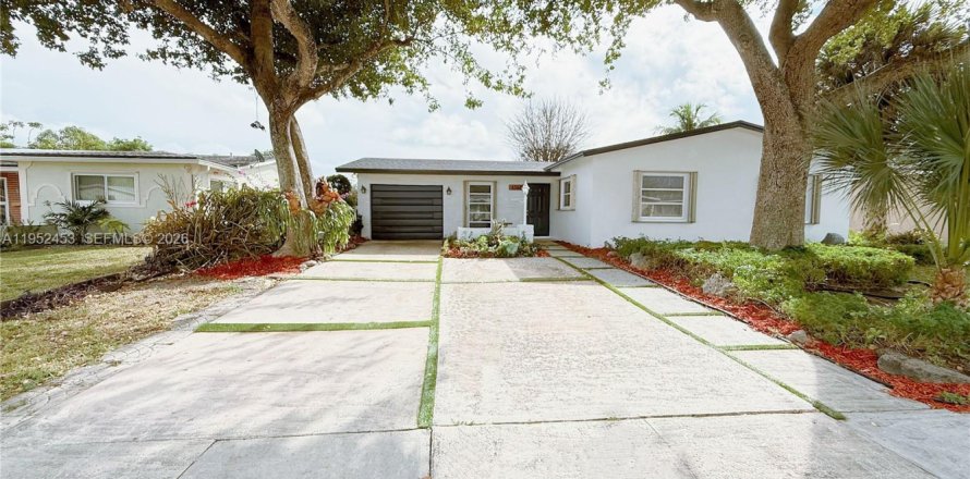 House in North Lauderdale, Florida 3 bedrooms, 117.15 sq.m. № 2006675