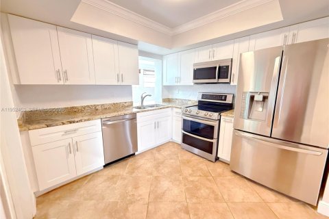 House in North Lauderdale, Florida 3 bedrooms, 117.15 sq.m. № 2006675 - photo 11