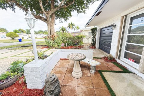House in North Lauderdale, Florida 3 bedrooms, 117.15 sq.m. № 2006675 - photo 4