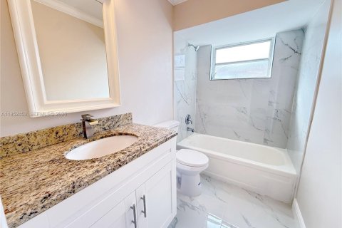 House in North Lauderdale, Florida 3 bedrooms, 117.15 sq.m. № 2006675 - photo 24