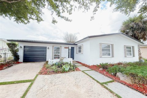 House in North Lauderdale, Florida 3 bedrooms, 117.15 sq.m. № 2006675 - photo 2