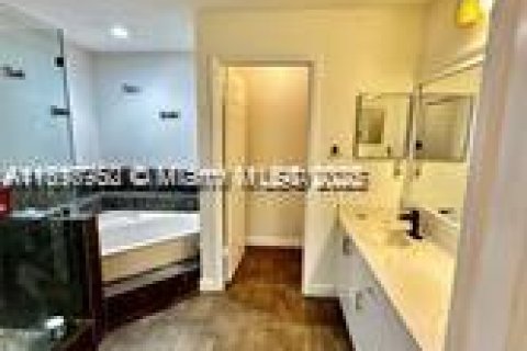 Снять в аренду виллу или дом в Катлер-Бей, Флорида 3 спальни, 154.12м2, № 1949166 - фото 4