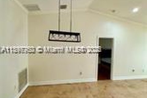 Снять в аренду виллу или дом в Катлер-Бей, Флорида 3 спальни, 154.12м2, № 1949166 - фото 3