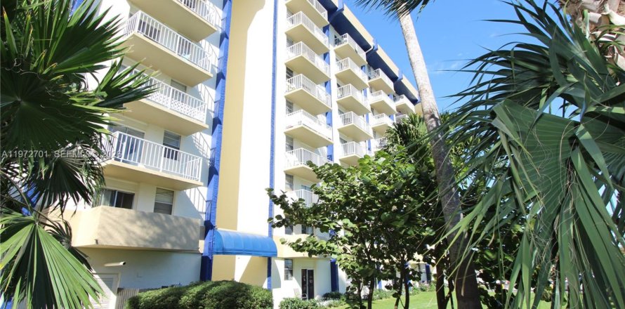 Condominio en Miami, Florida, 2 dormitorios  № 2033046