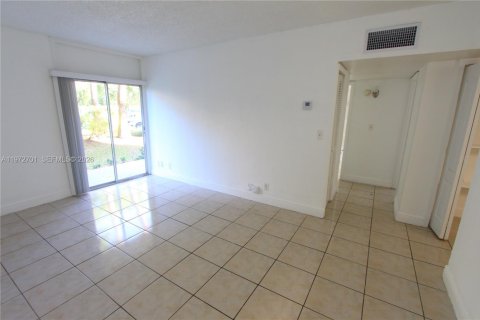 Condominio en alquiler en Miami, Florida, 2 dormitorios, 71.91 m2 № 2033046 - foto 2