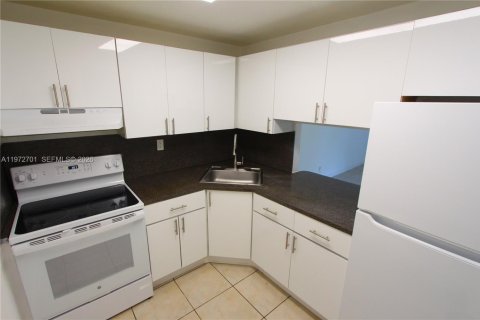 Condominio en alquiler en Miami, Florida, 2 dormitorios, 71.91 m2 № 2033046 - foto 3