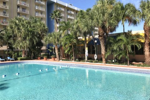 Condominio en alquiler en Miami, Florida, 2 dormitorios, 71.91 m2 № 2033046 - foto 24