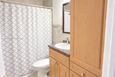 Copropriété à vendre à Hialeah, Floride: 2 chambres, 98.1 m2 № 2259674 - photo 12