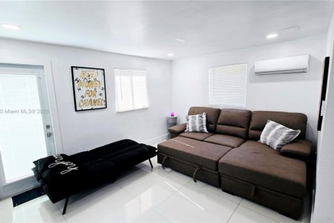 House in Dania Beach, Florida 3 bedrooms, 106.74 sq.m. № 1756194 - photo 10
